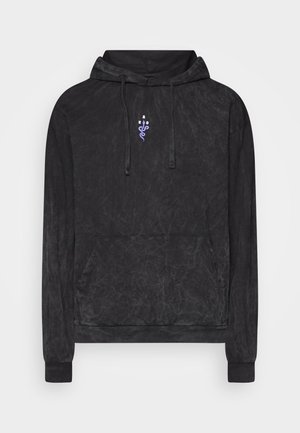 Czarna bluza z kapturem o teksturowanym, kamiennym wykończeniu. Posiada przednią kieszeń oraz mały fioletowy wzór na klatce piersiowej.