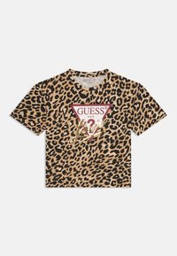 Īsa piedurkne, leopardu raksts T-krekls bēšā un melnā krāsā, ar sarkano trīsstūra logo un zelta tekstu "Love". Kokvilnas materiāls, ar apaļu kakla izgriezumu.