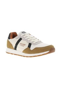 Deportiva con una parte superior de malla blanca, acentos de ante marrón, detalles en negro y una suela de goma marrón clara. Cuenta con cordones planos y un logo en la lengüeta.
