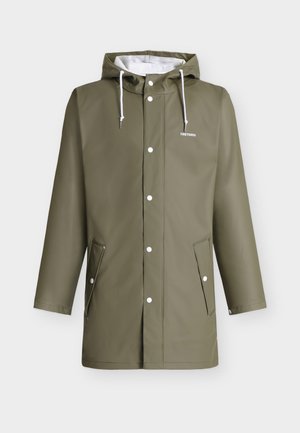 Oliivinvihreä sadetakki, jossa on huppu, valkoiset kiristysnyörit, painonapit ja kaksi sivutaskua. Valmistettu vedenkestävästä materiaalista, sileä pinta.