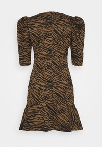 Klänning med brun och svart tigerprickig design, med åtsittande bodice, puffärmar och utsvängd nederkant. Tillverkad av mjukt material med synliga sömdetaljer.