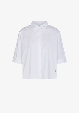 Hvid kortærmet skjorte med knapper og krave samt lille sølvlogo i den nederste side, vist på hvid baggrund.