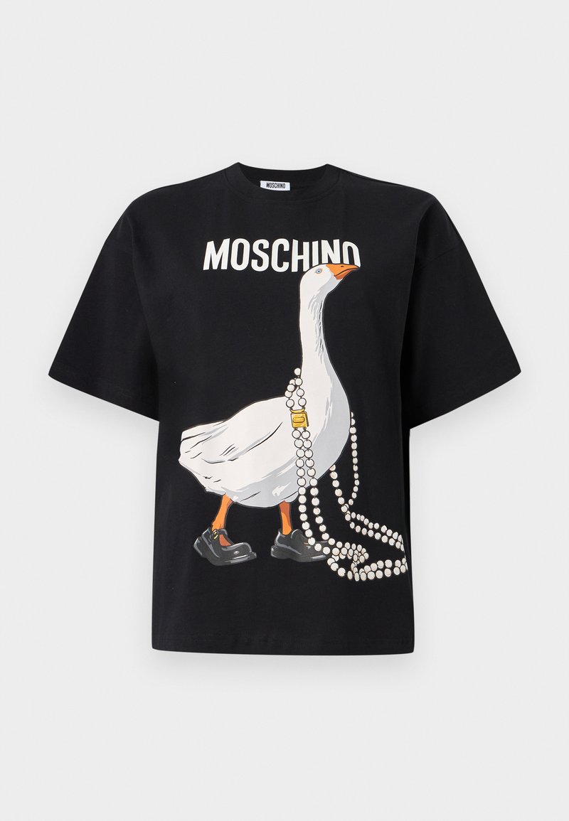 T-shirt en coton noir avec un grand graphisme représentant une oie portant des chaussures noires et un collier de perles, avec le texte "MOSCHINO" au-dessus.
