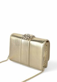 Złota metaliczna torebka o strukturalnym designie, z zapięciem ozdobionym klejnotami oraz odpinanym łańcuszkiem, oferująca różne opcje noszenia.