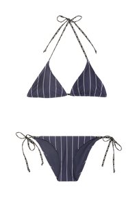 Granatowy bikini z białymi pionowymi paskami. Top w kształcie trójkąta z zapięciem na sznurki i pasujące majtki związywane z boku. Gładka tekstura materiału.
