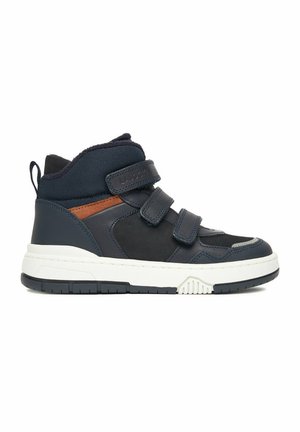 Sneaker alta blu navy con dettaglio marrone, tre cinturini in velcro, suola bianca e suola esterna nera texturizzata.