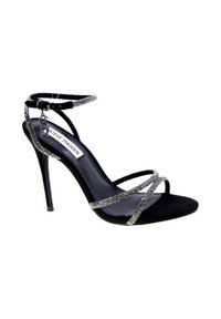 Sandal nera con tacchi alti dal design elegante, realizzata in suede nero dalle texture e con fasce argentate scintillanti. Chiusura con fibbia alla caviglia inclusa.