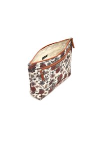 Bolso de tela con estampado floral sobre un fondo crema, acentos de cuero marrón, cierre con cremallera y un forro interior. Presenta múltiples bolsillos.