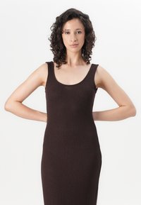 Robe en tricot côtelé marron avec un décolleté rond et de larges bretelles, silhouette ajustée, texture lisse et design jusqu'aux genoux.