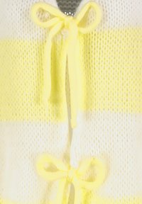 Strickjacke mit gelben und weißen Streifen, ausgestattet mit einem strukturierten Muster, gebundenen Vorderverschlüssen und einem weichen, leichten Material.