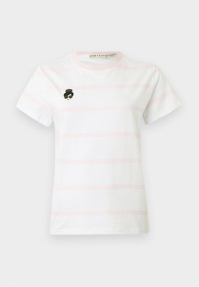T-shirt branca com riscas horizontais em rosa claro, de mangas curtas, decote redondo, e um gráfico bordado em preto e branco no peito.
