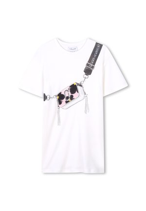 Camiseta blanca de algodón con un estampado gráfico de una bolsa rosa con detalles en negro y amarillo, asegurada por una correa negra con el detalle del logo.