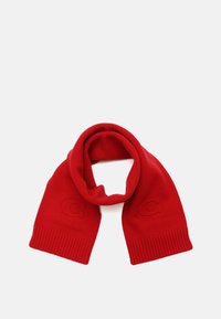Écharpe en laine rouge tricotée avec des extrémités en côtes, arborant un logo en relief. Texture douce, forme allongée, idéale pour s'enrouler autour du cou.