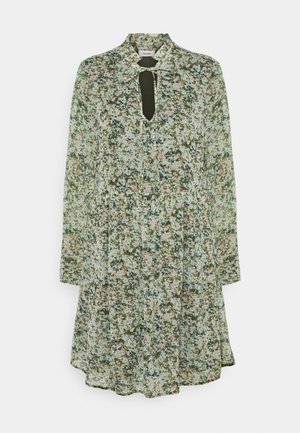 Dlouhé květinové šaty s vzorem v zelené, růžové a bílé barvě, s výstřihem ve tvaru klíčové dírky a malou mašlí na límečku.