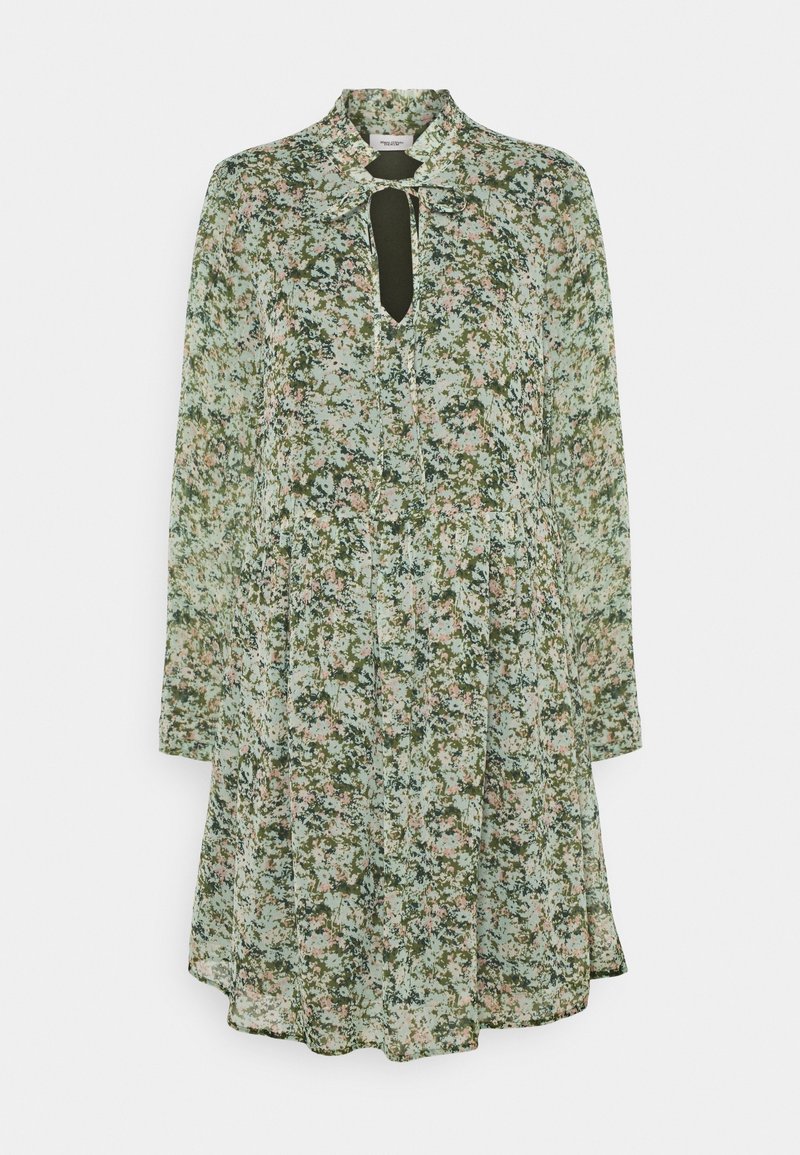 Pitkähihainen kukkamekko, jossa on vihreä, vaaleanpunainen ja valkoinen kuvio, avainreikän kaula-aukko ja pieni solmu kauluksessa.