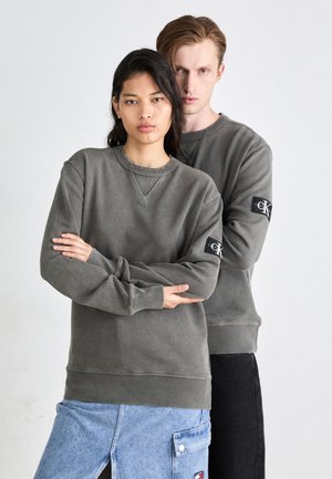 Calvin Klein Jeans WASHED BADGE CREW NECK UNISEX - Sudadera - endless grey
