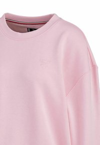 Lichtroze sweatshirt, van een katoenmix, met een ronde hals, verlaagde schouders en een subtiele reliëflogo op de borst. Glad textuur.