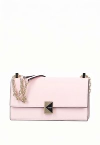 Rózsaszín bőr válltáska arany láncpánttal és geometrikus csattal. Sima textúrával és strukturált, téglalap alakú formával rendelkezik.