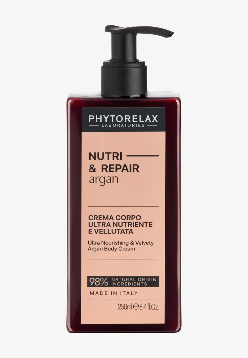 Crema corpo Phytorelax Nutri & Repair Argan in flacone con pompa color granata, 250 ml, prodotta in Italia con il 98% di ingredienti di origine naturale.