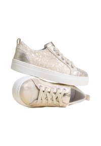 Le sneakers metallici dorati presentano una parte superiore in tessuto testurizzato con paillettes, punta tonda, suola bianca piatta e lacci beige.