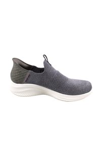 Atletische instap schoenen van grijs gebreid materiaal met een witte rubberen zool, met een gestructureerde bovenkant, een treklip en subtiele branding aan de zijkant.