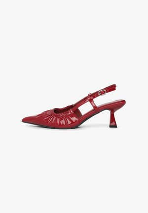 Scarpe slingback in pelle verniciata rossa con punta appuntita, dettagli arricciati davanti e tacco a blocco elegante. Cinturino regolabile alla caviglia.