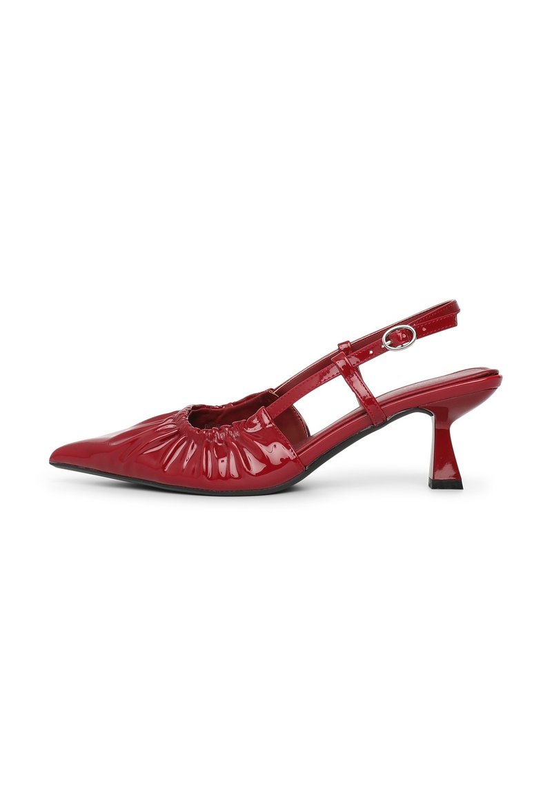 Rote Slingback-Schuhe aus Lackleder mit spitzer Schuhspitze, gerafften Details vorne und elegantem Blockabsatz. Verstellbarer Knöchelriemen.