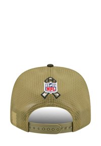 Olivgrüner Cap mit einem Netzdesign, ausgestattet mit einem gestickten NFL-Logo und einem Banddetail auf der Rückseite. Verstellbarer Snapback-Verschluss.