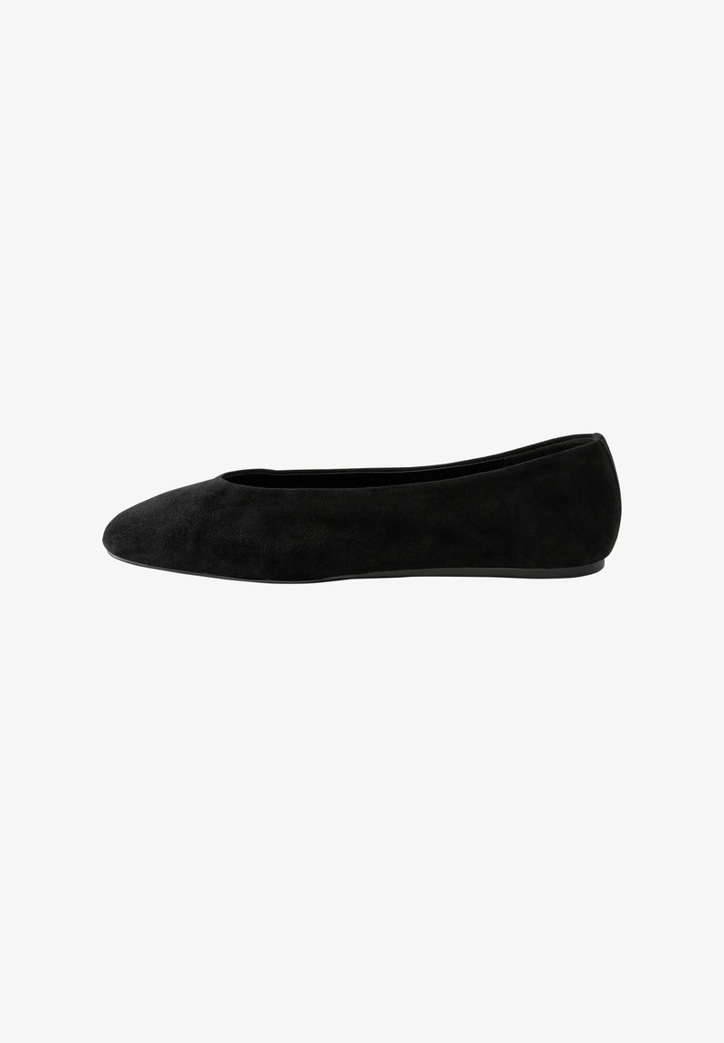 Ballerine in suede nero con punta arrotondata, superficie liscia, profilo basso e design minimalista. Nessun hardware visibile o decorazioni.
