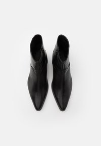 Schwarze Leder-Stiefeletten mit spitzem Schuhbereich, glatter Textur und seitlichen Reißverschlüssen. Verfügt über ein elegantes Design ohne Verzierungen.