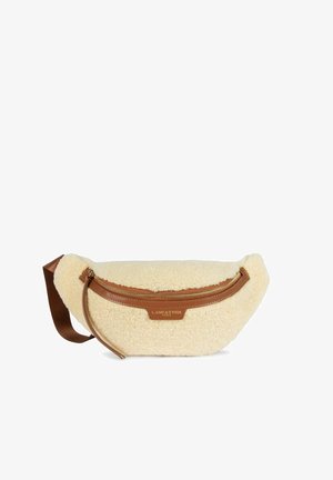 Flødefarvet shearling bumbag med brune læderkanter, lynlås og justerbar brun rem, med mærket "Lancaster Paris" foran.