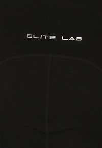 Schwarzes Sportbekleidungsstück aus glattem Material mit ergonomischen Nähten und dem Text "ELITE LAB" in silberner Schrift auf dem Rücken.