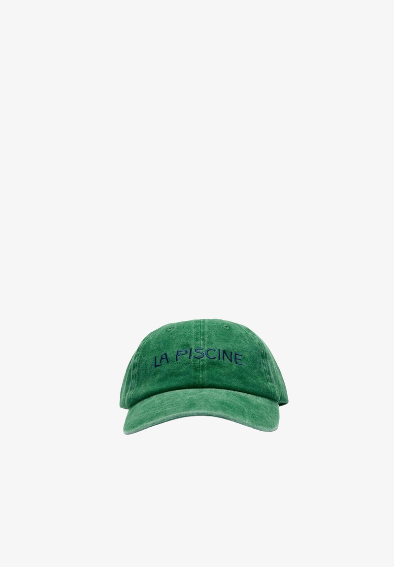 Casquette de baseball verte à visière incurvée avec "LA PISCINE" brodé en bleu foncé sur le devant.