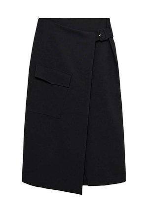 Jupe portefeuille noire en tissu lisse, dotée d'une poche latérale, d'une ceinture à la taille et d'un ourlet asymétrique pour un design moderne.