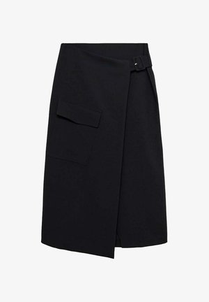 Fustă neagră dintr-un material neted, cu o buzunar lateral, un brâu la talie și o margine asimetrică pentru un design modern.