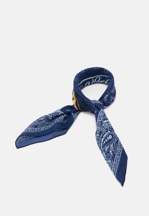 Niebieska bandana z białymi wzorami paisley zawiązana w pętlę na białym tle, z drobnym haftowanym detalem twarzy.