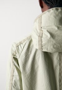 Klättermusen ANSUR HOODED JACKET - Vetrovka - swamp green/silver green