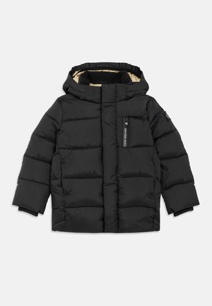 Doudoune noire avec capuche, manches longues, poche poitrine zippée avec logo, et couture horizontale matelassée, présentée à plat sur fond gris.