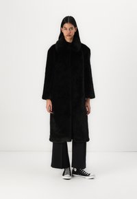 Abercrombie & Fitch Faux Fur Coat - Abrigo clásico - black beauty