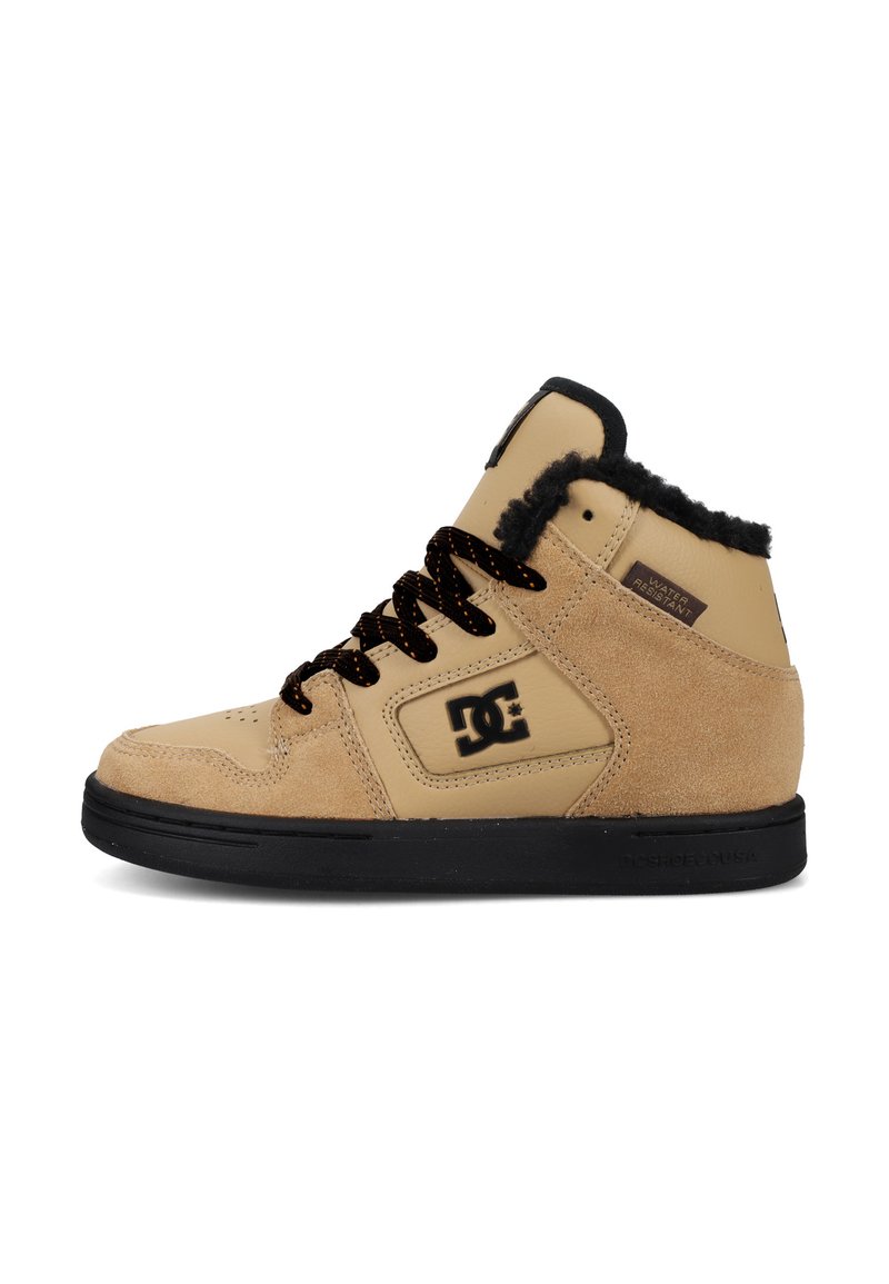Beige Wildleder High-Top Sneakers mit schwarzer Gummisohle. Mit schwarzen Schnürsenkeln und einem Markenlogo an der Seite, dazu ein Fleece-Kragen für Wärme.