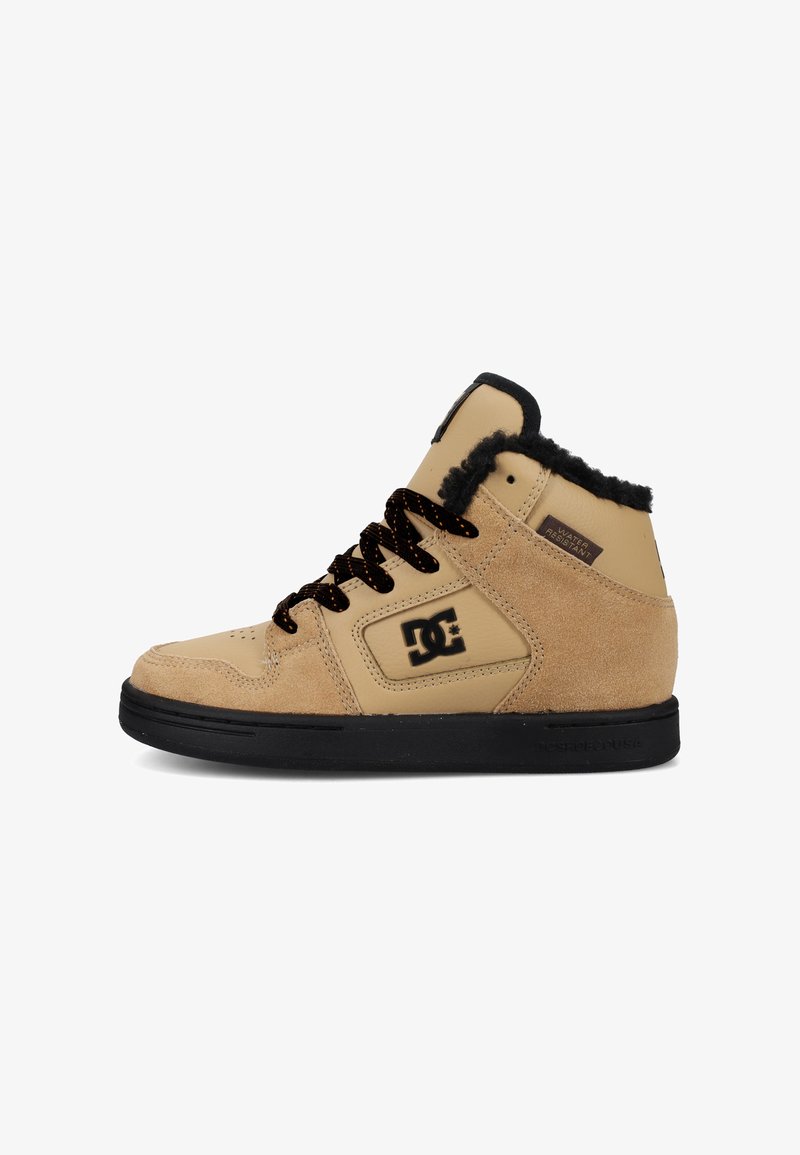 Beige Wildleder High-Top Sneakers mit schwarzer Gummisohle. Mit schwarzen Schnürsenkeln und einem Markenlogo an der Seite, dazu ein Fleece-Kragen für Wärme.