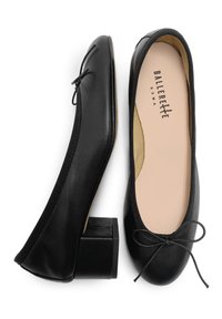 Ballet flats en cuir noir avec un bout arrondi, un petit talon carré et un nœud décoratif à l'avant. Doublure intérieure douce et bord élastique.