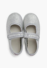 Des ballerines argentées en tissu texturé, bout rond et design découpé. Elles présentent une sangle sécurisée au milieu du pied. Doublure intérieure douce.