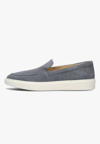 Grijze suède instap schoenen met een ronde neus, witte rubberen zool en subtiele stiksels langs de bovenkant.