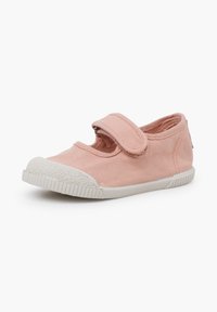 Chaussure rose Mary Jane pour tout-petit avec bride Velcro et semelle en caoutchouc blanche texturée, embout renforcé, sur fond blanc.