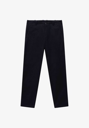 Herren schwarze gerade geschnittene Hose mit Seitentaschen, Gürtelschlaufen, Knopfverschluss und Reißverschluss auf weißem Hintergrund.