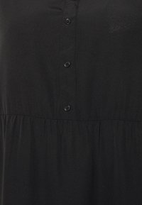 Vero Moda Curve VMATHENA DRESS  - Vestido camiseiro - black
