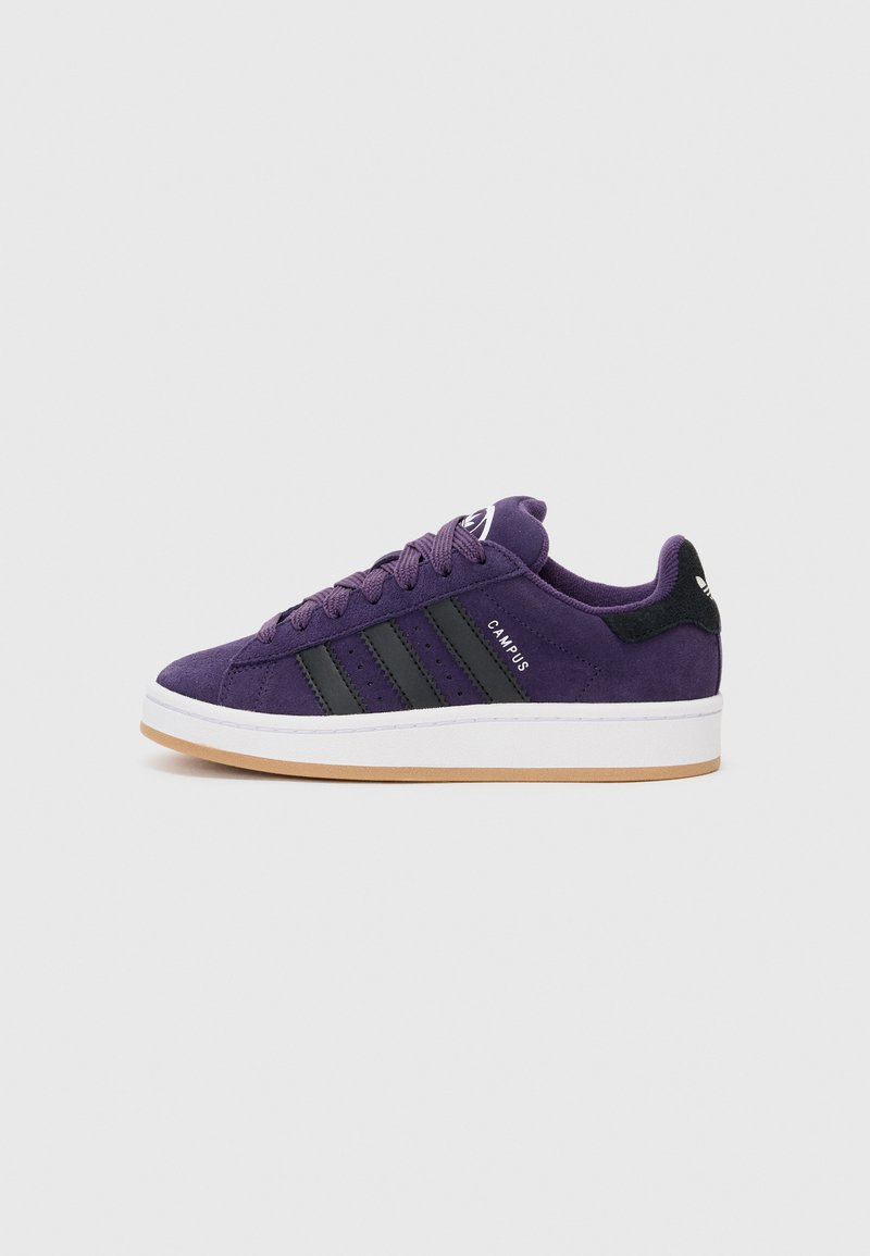 Baskets en suede violet avec des rayures en cuir noir, semelle intercalaire blanche et semelle extérieure en caoutchouc beige. Présente des lacets violets et une languette de marque.