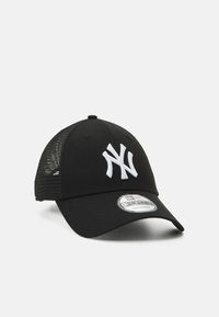 Melns beisbola cepures ar baltu izšūtu "NY" logo, sieta aizmugure, regulējama siksna un izliekts malas. Ievērojama gluda auduma tekstūra.
