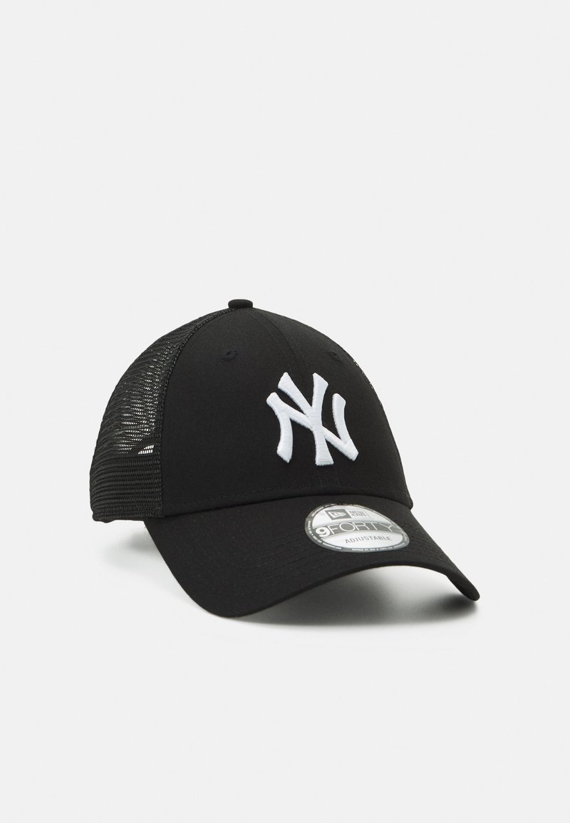 Schwarze Baseballmütze mit einem weißen gestickten "NY"-Logo, Netzrücken, verstellbarem Riemen und gebogenem Schirm. Verfügt über eine glatte Stofftextur.
